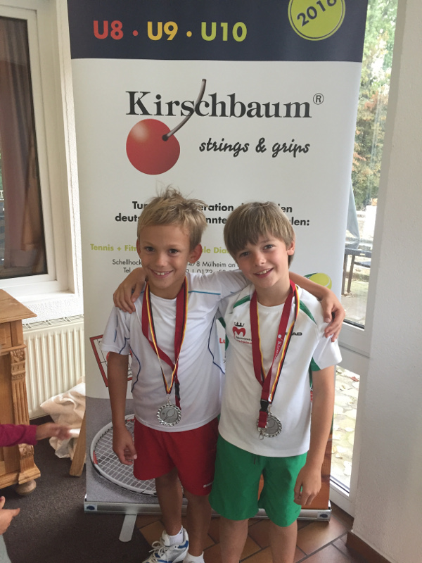 Jasper und Noah mit den Medaillen für den dritten Rang beim Bambini Circuit in Mülheim.